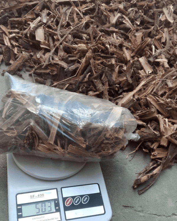 Scale showing 500grams of mimosa bark inside a plastic bag.png